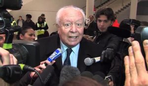 Le maire de Marseille répond aux questions des journalistes.