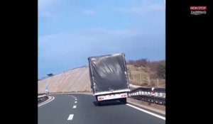 Un camion tente de résister aux rafales de vent, les images impressionnantes (vidéo)