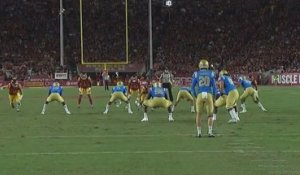 Un joueur de foot US fait semblant de rattraper le ballon