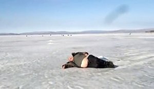 Ivre cet alcoolique russe est échoué sur la glace d'un lac gelé !