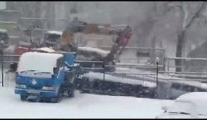 Premier joue de neige en russie : catastrophe sur les routes !