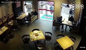 Il explose la porte d'un restaurant