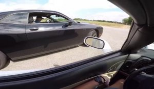 Un papy en Dodge Challenger Hellcat chauffe deux jeunes pour faire la course