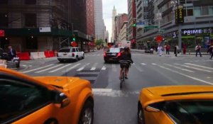 Cette fille à vélo roule à toute vitesse dans le trafic à New York