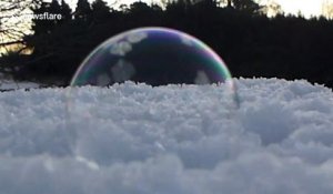 Cette bulle d'eau gèle en temps réel à cause du froid !