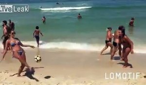 Ces femmes jouent au foot sur la plage comme messi et ronaldo !