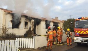 Les pompiers éteignent un incendie