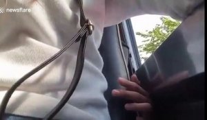 Il glisse sa main pour toucher une passagère entre les fauteuils d'un bus au Vietnam !
