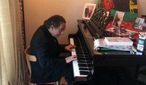Jean-Marc Luisada, chez lui, joue une sonate de Haydn