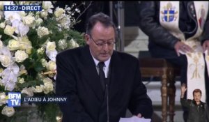 Très ému, Jean Reno lit "L’Escargot" durant la cérémonie religieuse pour #JohnnyHallyday