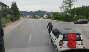 Ce papy tire une voiture à vélo !!! Costaud le grand-père