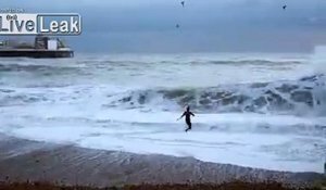 Elle manque de se noyer en sauvant son chien des vagues en pleine tempête