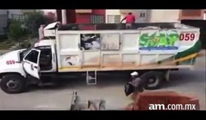 Un camion poubelle sans chauffeur... Les éboueurs mexicains sont tarés