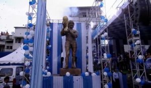 Après Ronaldo, Maradona inaugure une statue (ratée) à son effigie