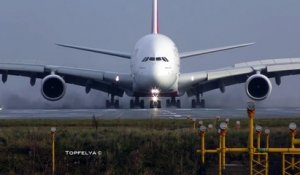 L'Airbus A380 crée un nuage à l'atterrissage sur une piste détrempée à l'aéroport de Manchester