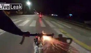 A vélo il poursuit une moto à coups de feux d'artifices !!