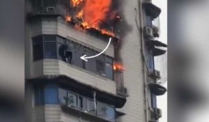 Pour échapper à un incendie, il se suspend au 15e étage d'un immeuble