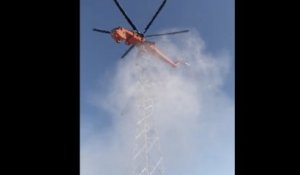 Ce pilote d'Hélicoptère assemble un pylône électrique à haute tension !