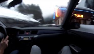 Un jeune risque sa vie et celle de ses amis en roulant à une vitesse folle alors qu'il neigeait !