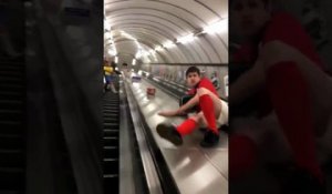 Un supporter de foot descend un escalator en glissant (Fail)