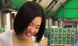 Une japonaise essaye difficilement de faire du patin à glace
