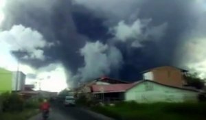 Indonésie : reprise spectaculaire de l'éruption du volcan Sinabung, à Sumatra
