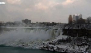 Le froid polaire gèle complètement les chutes du Niagara !