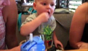 Ce bébé déteste les cranberrys mais il continu à en manger quand même... Adorable