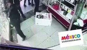 Quand la police mexicaine vient voler dans un magasin... Ah bravo