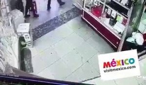 Des policiers mexicains volent dans un magasin
