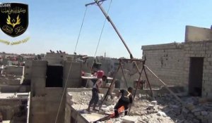 Ces rebelles Syriens utilisent une catapulte pour se défendre en mode Trébuchet du moyen-âge !