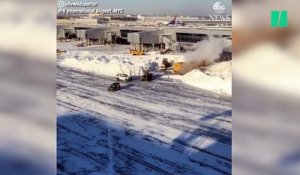 Le tempête de neige aux États-Unis paralyse l'aéroport JFK à New-York et laisse des milliers de personnes sans avion