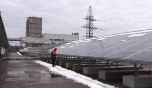 Sur un terrain contaminé, l'Ukraine construit une centrale solaire à Tchernobyl