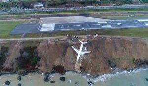 Cet avion turc se retrouve suspendu au bord d'une falaise après avoir raté son atterrissage