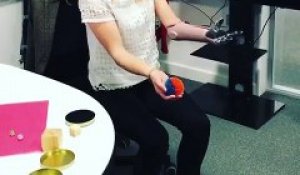 Une femme attrape une balle avec son nouveau bras bionique