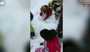 Sibérie : Un homme piégé sous la neige miraculeusement sauvé après une avalanche (vidéo)