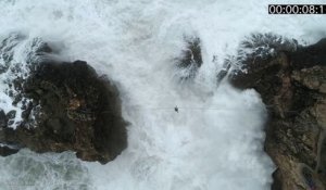 Tenir sur une sangle suspendue au-dessus des plus grosses vagues du monde !!! Slackline à Nazare au Portugal