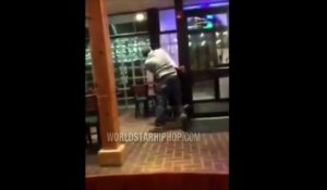 (Choc) Le manager d'une pizzeria pète un cable et éclate une cliente