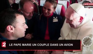 Le Pape François marie un couple dans un avion (Vidéo)