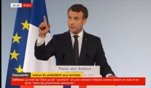 Emmanuel Macron ironise après l'explosion d'une ampoule lors de ses voeux aux armées - VIDEO