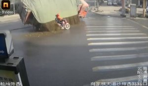 Presque écrasé par un camion et son chargement, ce gars en scooter a eu beaucoup de chance