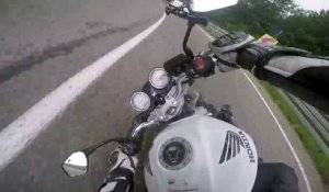 Chute d'une moto à pleine vitesse : glissade impressionnante !