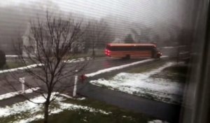 Ce bus scolaire sur la route glissante est un vrai danger