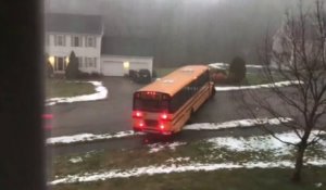 Un bus d'école glisse sur une route verglacée