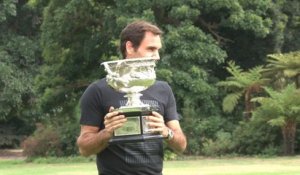 Open d'Australie - Federer pose avec son trophée