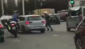 Un policier tire sur un automobiliste qui prend la fuite