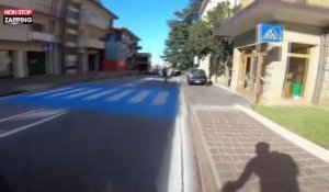 Un prêtre fait la course avec des cyclistes dans une descente (Vidéo)