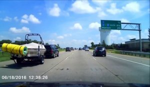 Un rouleau tombe devant un motard sur autoroute