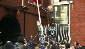 Assange condamné à près d'un an de prison