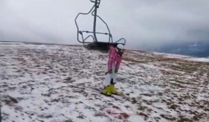 Une skieuse se retrouve suspendue à un télésiège après avoir raté sa descente (Vidéo)